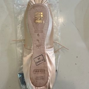 Freed Squiggle Maker Pointe Shoe Deep Vamp